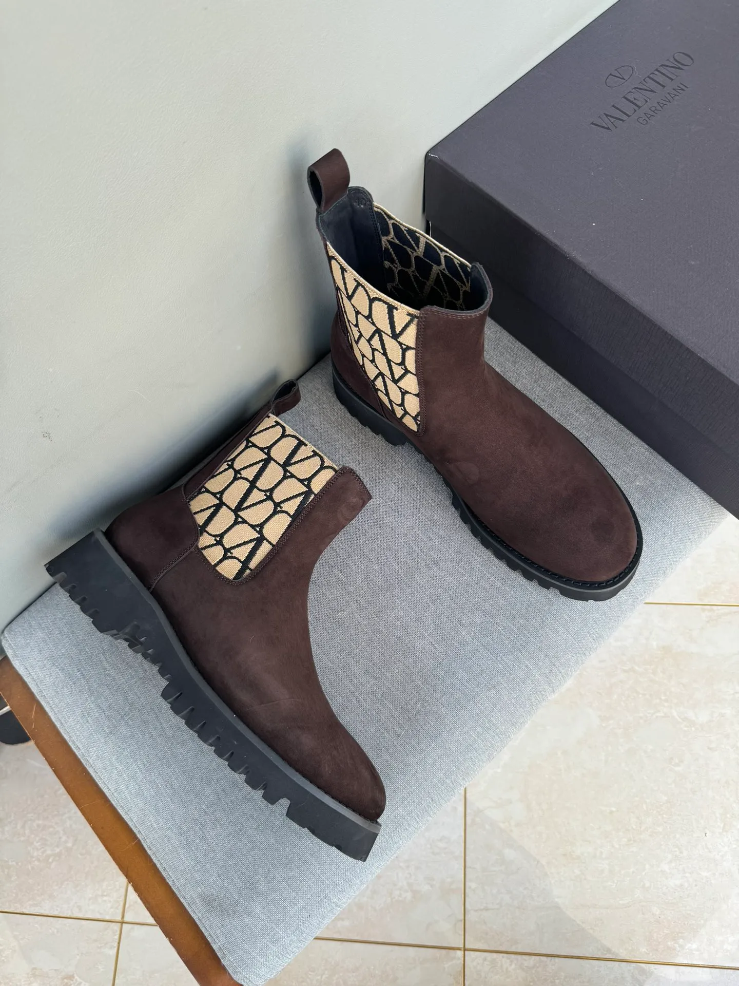 [Valentino] Top P: 1000💰 Size: Men 39-44 (45 customized) Valentino VLTN casual shoes 2025 latest winter series, original 1:1 development Casual men's leather shoes Made with heavy investment, shoes and boots are made of imported cowhide that is not easy to deform, black cowhide lining, original foam outsole, black open edge beads, black suede, brown suede Factory craftsmanship, perfect products are only prepared for you who know taste! Any comparison is welcome!